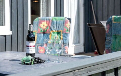 Gangulf - 150M from the Sea: Meubles, Table, Chaise, Mobilier De Jardin, Tableau De Plein Air, Pot De Fleur, Plante D'Appartement, Tache De Bois, Dur, Balcon