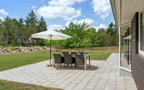 Alona - 250M from the Sea: Sol, Espace Public, Meubles, Sol, Lot Terre, Mobilier De Jardin, Jardin, Ombre, Chaise, Aménagement Paysager