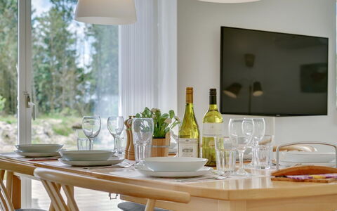 Alona - 250M from the Sea: Meubles, Design Intérieur, Table, Bois, Vaisselle, Salle À Manger, Table Cuisine Et Salle A Manger, Chaise, Éclairage, Sol