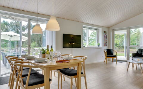 Alona - 250M from the Sea: Meubles, Sol, Design Intérieur, Bois, Parquet, Sol, Table Cuisine Et Salle A Manger, Chaise, Salle À Manger, Table