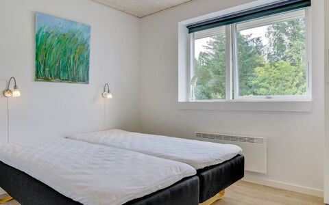 Alona - 250M from the Sea: Bois, Chambre, Sol, Sol, Design Intérieur, Lit, Literie, Cadre De Lit, Plafond, Drap De Lit