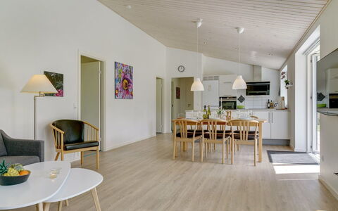 Alona - 250M from the Sea: Sol, Bois, Sol, Design Intérieur, Parquet, Plafond, Domicile, Meubles, Table Cuisine Et Salle A Manger, Salon