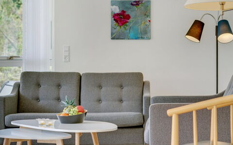 Alona - 250M from the Sea: Meubles, Design Intérieur, Sol, Bois, Sol, Table, Domicile, Salon, Chaise, Pièce