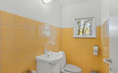 Gorm - 300M from the Sea: Luminaire Plomberie, Sol, Sol, Salle De Bains, Design Intérieur, Évier, Robinet, Lavabo, Plomberie, Toilette