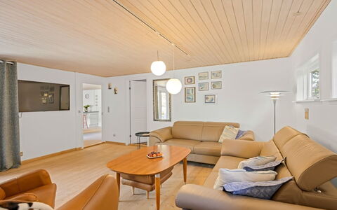 Gorm - 300M from the Sea: Design Intérieur, Sol, Meubles, Bois, Sol, Plafond, Canapé, Parquet, Luminaire, Salon