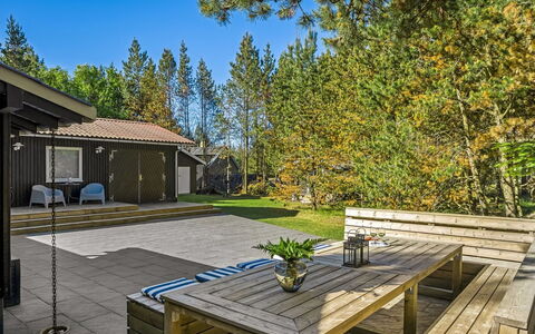 Gorm - 300M from the Sea: Domicile, Arbuste, Lot Terre, Ombre, Chalet, Jardin, Couverture De Sol, Aménagement Paysager, Biens, Cour