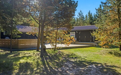 Gorm - 300M from the Sea: Arbre, Bois, Maison, Domicile, Lot Terre, Chalet, Ombre, Batiments Jardin, Jardin, Aménagement Paysager