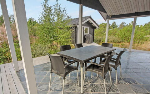 Lewe - 150M from the Sea: Bleu, Arbuste, Chalet, Couverture De Sol, Jardin, Biens, Ombre, Aménagement Paysager, Ferme, Eco Hôtel