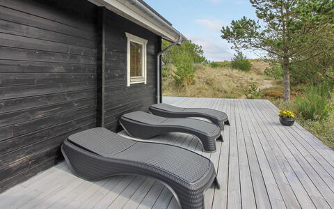 Lewe - 150M from the Sea: Bleu, Arbuste, Chalet, Couverture De Sol, Jardin, Biens, Ombre, Aménagement Paysager, Ferme, Eco Hôtel