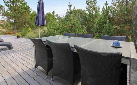 Lewe - 150M from the Sea: Bleu, Arbuste, Chalet, Couverture De Sol, Jardin, Biens, Ombre, Aménagement Paysager, Ferme, Eco Hôtel