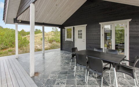 Lewe - 150M from the Sea: Bleu, Arbuste, Chalet, Couverture De Sol, Jardin, Biens, Ombre, Aménagement Paysager, Ferme, Eco Hôtel
