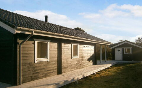 Lewe - 150M from the Sea: Bleu, Arbuste, Chalet, Couverture De Sol, Jardin, Biens, Ombre, Aménagement Paysager, Ferme, Eco Hôtel