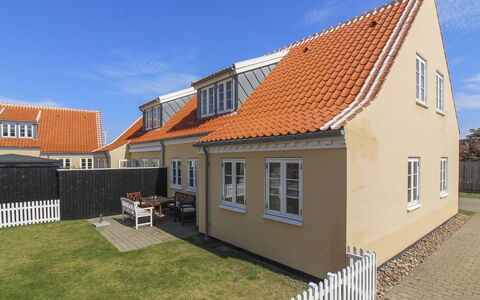 Karl - 1.1Km from the Sea: Bâtiment, Maison, Zone Résidentielle, Domicile, Arbuste, Toit, Chalet, Biens, Jardin