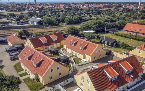 Karl - 1.1Km from the Sea: Bâtiment, Maison, Zone Résidentielle, Domicile, Arbuste, Toit, Chalet, Biens, Jardin