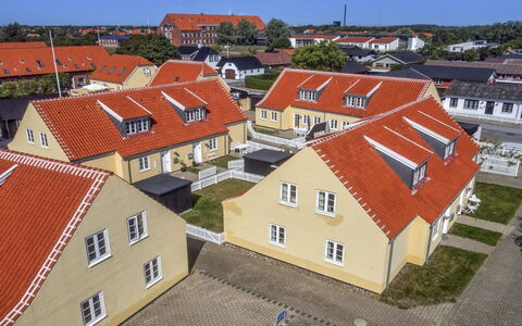 Karl - 1.1Km from the Sea: Bâtiment, Maison, Zone Résidentielle, Domicile, Arbuste, Toit, Chalet, Biens, Jardin