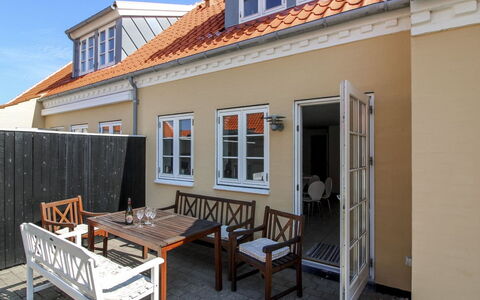 Karl - 1.1Km from the Sea: Bâtiment, Maison, Zone Résidentielle, Domicile, Arbuste, Toit, Chalet, Biens, Jardin