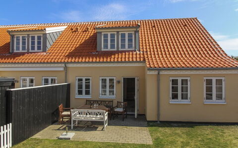 Karl - 1.1Km from the Sea: Bâtiment, Maison, Zone Résidentielle, Domicile, Arbuste, Toit, Chalet, Biens, Jardin