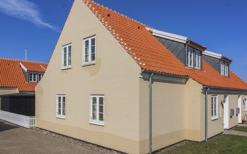 Karl - 1.1Km from the Sea: Bâtiment, Maison, Zone Résidentielle, Domicile, Arbuste, Toit, Chalet, Biens, Jardin