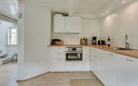Gunulf - 150M from the Sea: Sol, Comptoir, Cuisine, Design Intérieur, Appareil De Cuisine, Mur, Sol, Bois, Cabinetry, Principaux Appliance