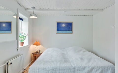 Gunulf - 150M from the Sea: Chambre, Plafond, Lit, Sol, Design Intérieur, Sol, Drap De Lit, Literie, Meubles, Pièce
