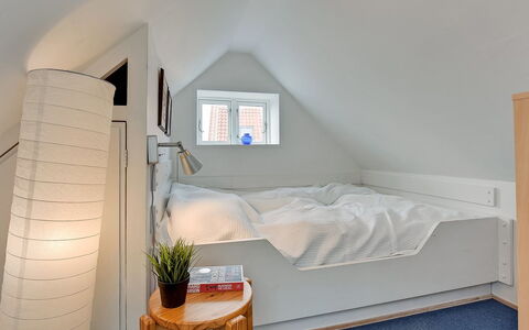 Gunulf - 150M from the Sea: Mur, Sol, Design Intérieur, Sol, Bois, Plafond, Chambre, Meubles, Lit, Pièce