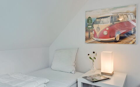 Gunulf - 150M from the Sea: Design Intérieur, Sol, Lit, Meubles, Chambre, Sol, Domicile, Oreiller, Pièce, Literie