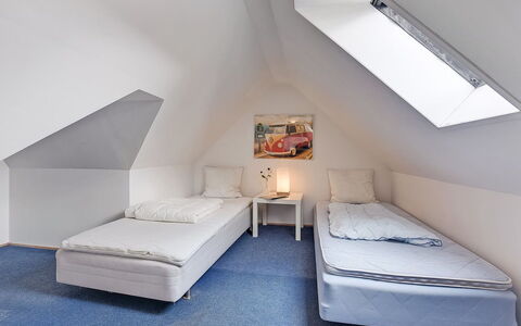 Gunulf - 150M from the Sea: Chambre, Lit, Sol, Design Intérieur, Literie, Drap De Lit, Plafond, Pièce, Grenier, Cadre De Lit