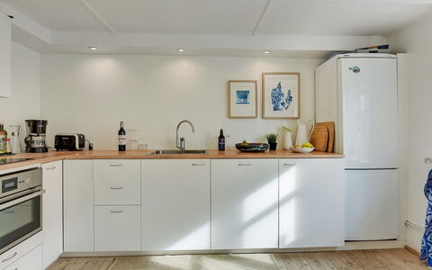 Gunulf - 150M from the Sea: Cuisine, Appareil De Cuisine, Comptoir, Meubles, Cabinetry, Sol, Principaux Appliance, Design Intérieur, Bois, Électroménager