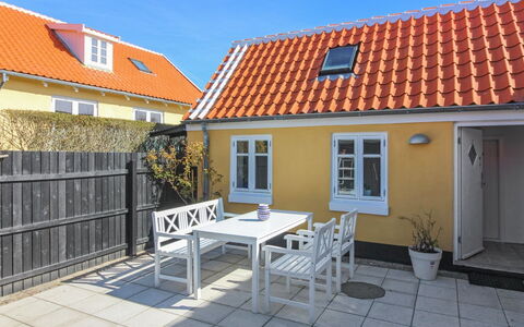 Gunulf - 150M from the Sea: Maison, Domicile, Toit, Porte, Composite, Ombre, Chalet, Biens, Cour, Porche
