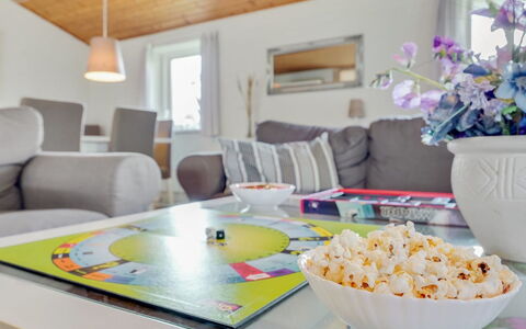 Kia - 80M from the Sea: Bois, Maison, Toit, Architecture, Domicile, Porte, Chalet, Siding, Batiments Jardin, Conception