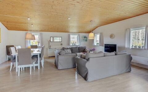 Kia - 80M from the Sea: Toit, Maison, Domicile, Chalet, Siding, Biens, Allée, Batiments Jardin, Cour, Cabanon