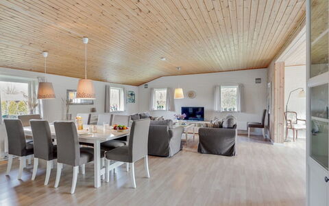 Kia - 80M from the Sea: Toit, Maison, Domicile, Chalet, Siding, Biens, Allée, Batiments Jardin, Cour, Cabanon