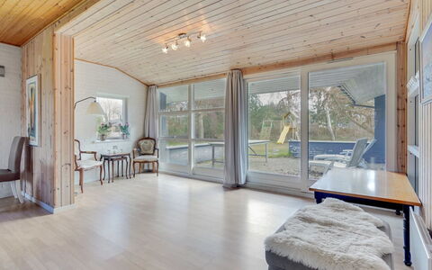 Kia - 80M from the Sea: Toit, Maison, Domicile, Chalet, Siding, Biens, Allée, Batiments Jardin, Cour, Cabanon