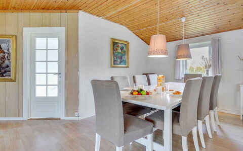 Kia - 80M from the Sea: Toit, Maison, Domicile, Chalet, Siding, Biens, Allée, Batiments Jardin, Cour, Cabanon