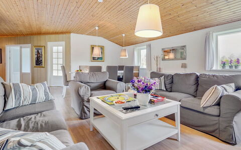 Kia - 80M from the Sea: Toit, Maison, Domicile, Chalet, Siding, Biens, Allée, Batiments Jardin, Cour, Cabanon