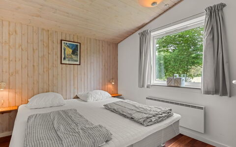 Allie - 150M from the Sea: Design Intérieur, Mur, Lit, Meubles, Bois, Chambre, Plafond, Sol, Sol, Drap De Lit
