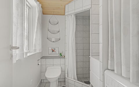 Allie - 150M from the Sea: Sol, Mur, Sol, Design Intérieur, Luminaire Plomberie, Salle De Bains, Toilette, Évier, Plomberie, Tuile