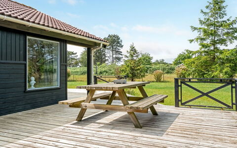 Allie - 150M from the Sea: Toit, Maison, Domicile, Chalet, Siding, Biens, Allée, Batiments Jardin, Cour, Cabanon