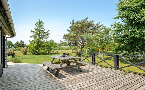 Allie - 150M from the Sea: Toit, Maison, Domicile, Chalet, Siding, Biens, Allée, Batiments Jardin, Cour, Cabanon