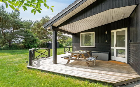 Allie - 150M from the Sea: Toit, Maison, Domicile, Chalet, Siding, Biens, Allée, Batiments Jardin, Cour, Cabanon