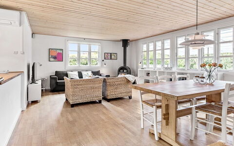 Skrolan - 200M from the Sea: Meubles, Sol, Design Intérieur, Sol, Bois, Parquet, Plafond, Table, Table Cuisine Et Salle A Manger, Salon