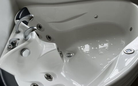 Skrolan - 200M from the Sea: Baignoire, Luminaire Plomberie, Jacuzzi, Plomberie, Salle De Bains