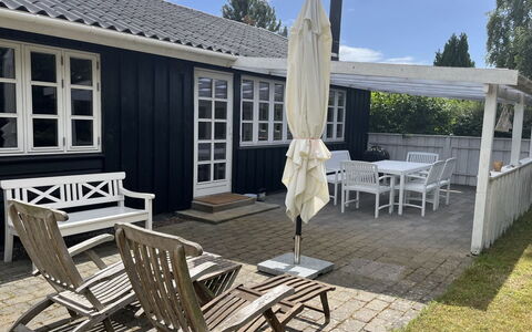 Skrolan - 200M from the Sea: Mobilier De Jardin, Meubles, Domicile, Tableau De Plein Air, Toit, Ombre, Chaise, Porche, Porte, Patio
