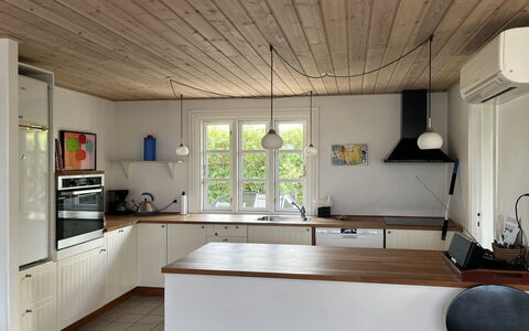 Skrolan - 200M from the Sea: Sol, Cuisine, Comptoir, Design Intérieur, Bois, Meubles, Plafond, Sol, Luminaire, Parquet