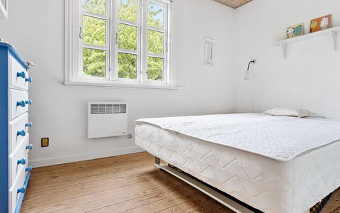 Skrolan - 200M from the Sea: Bois, Sol, Sol, Meubles, Design Intérieur, Chambre, Lit, Parquet, Linge, Pièce