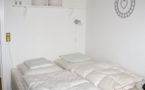 Skrolan - 200M from the Sea: Lit, Chambre, Meubles, Literie, Drap De Lit, Design Intérieur, Linge, Sol, Textile, Pièce