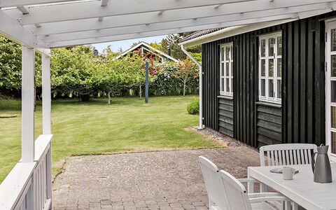 Skrolan - 200M from the Sea: Jardin, Ombre, Porche, Patio, Structure En Plein Air, Mobilier De Jardin, Cour, Plate-Forme, Arrière-Cour, Store