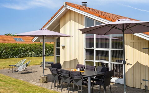 Wreth - 300M from the Sea: Bleu, Arbuste, Chalet, Couverture De Sol, Jardin, Biens, Ombre, Aménagement Paysager, Ferme, Eco Hôtel