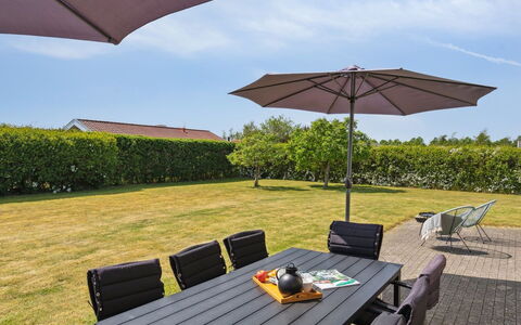 Wreth - 300M from the Sea: Bleu, Arbuste, Chalet, Couverture De Sol, Jardin, Biens, Ombre, Aménagement Paysager, Ferme, Eco Hôtel