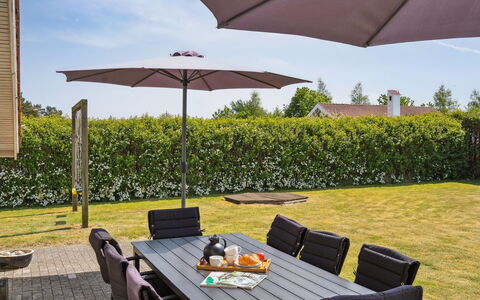Wreth - 300M from the Sea: Bleu, Arbuste, Chalet, Couverture De Sol, Jardin, Biens, Ombre, Aménagement Paysager, Ferme, Eco Hôtel